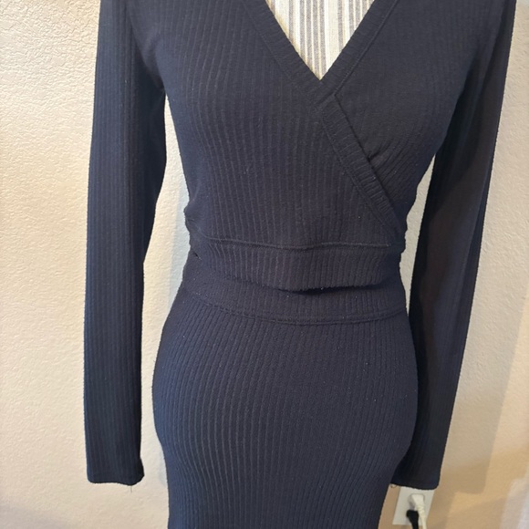 Abercrombie & Fitch Skirt Set S/M
Black Ribbed Wrap Crop Top & Maxi Skirt Stretc - Picture 3 of 16